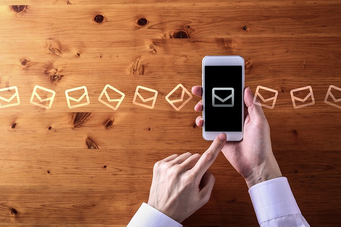 スマホの上を通過する