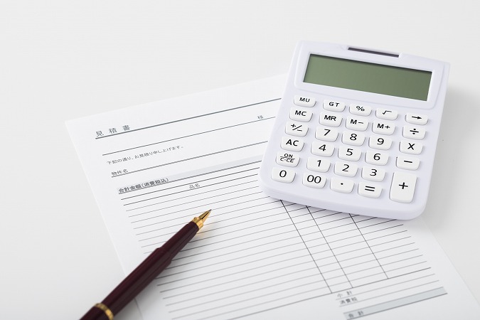 お見積書と白い電卓